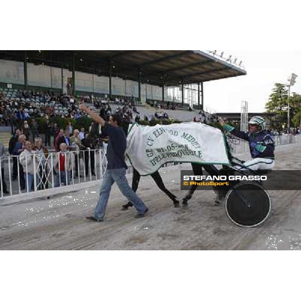 Marco Smorgon with Leonida Grif parades after winning the 105¡ Elwood Medium Padova, 1st may 2008 ph. Stefano Grasso