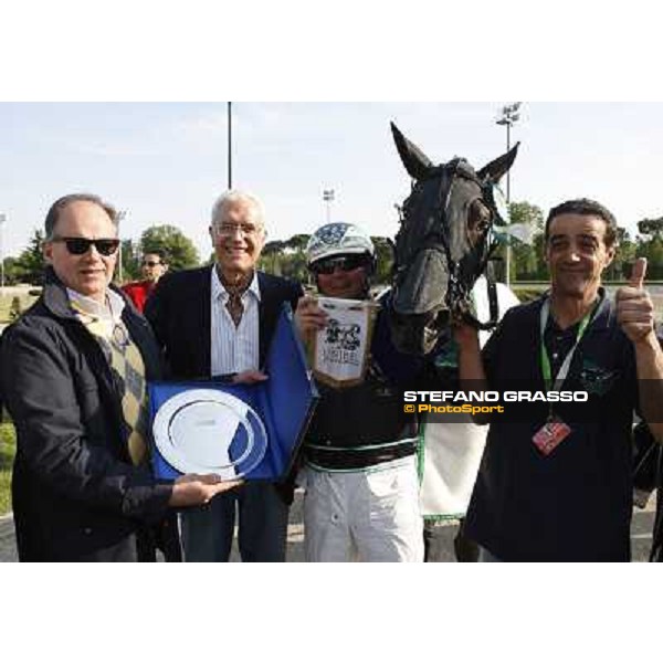 giving prize for Marco Smorgon with Leonida Grif after winning the 105¡ Elwood Medium Padova, 1st may 2008 ph. Stefano Grasso