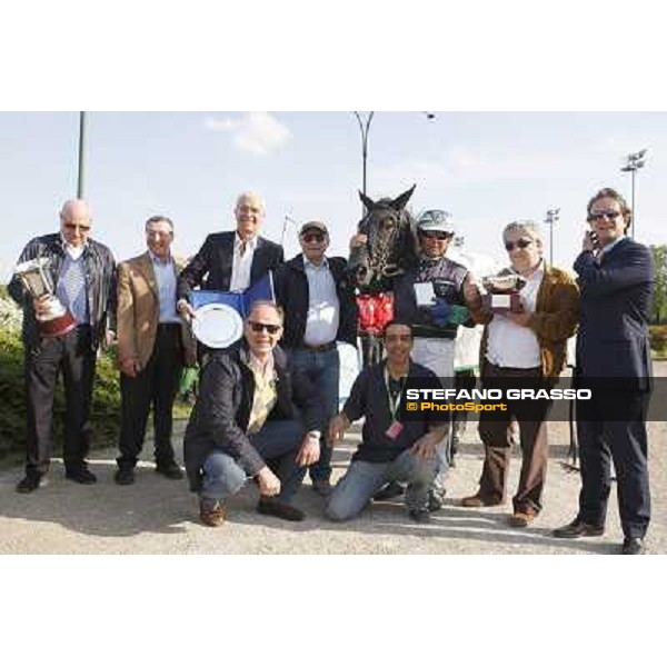 giving prize for Marco Smorgon with Leonida Grif after winning the 105¡ Elwood Medium Padova, 1st may 2008 ph. Stefano Grasso