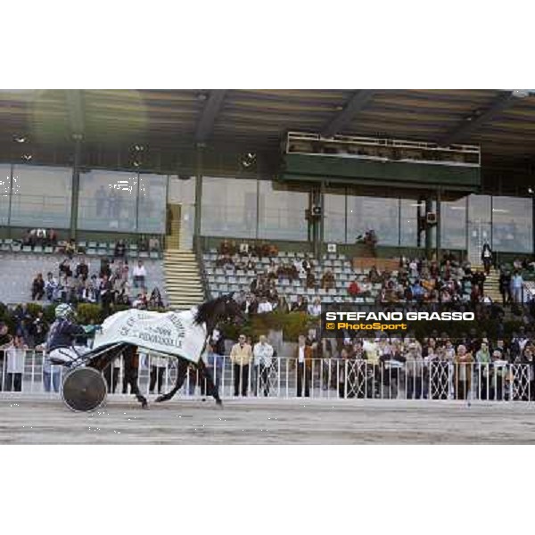 Marco Smorgon with Leonida Grif parades after winning the 105¡ Elwood Medium Padova, 1st may 2008 ph. Stefano Grasso
