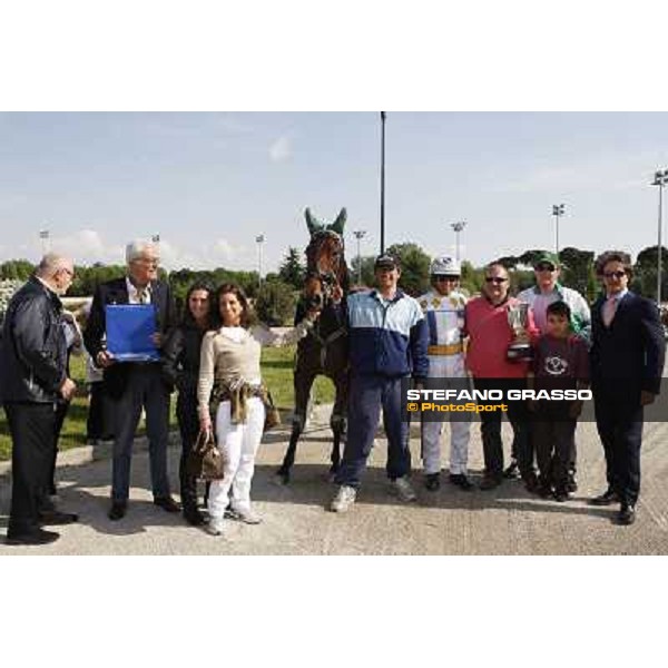 giving prize for Roberto Andreghetti winner with Lefirst of the Elwood Medium Filly Padova, 1st may 2008 ph. Stefano Grasso