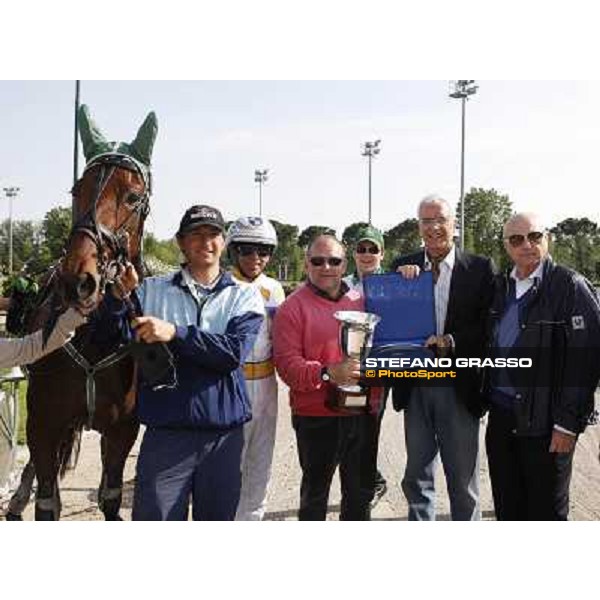giving prize for Roberto Andreghetti winner with Lefirst of the Elwood Medium Filly Padova, 1st may 2008 ph. Stefano Grasso
