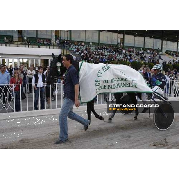 Marco Smorgon parades with Leonida Grif after winning the 105¡ Elwood Medium Padova, 1st may 2008 ph. Stefano Grasso