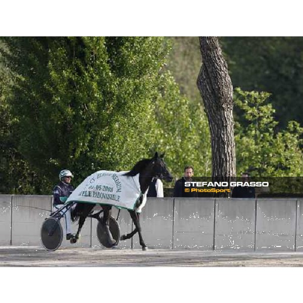 Marco Smorgon with Leonida Grif goes to the winning ceremony after winning the 105¡ Elwood Medium Padova, 1st may 2008 ph. Stefano Grasso