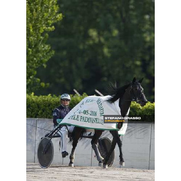 Marco Smorgon with Leonida Grif goes to the winning ceremony after winning the 105¡ Elwood Medium Padova, 1st may 2008 ph. Stefano Grasso