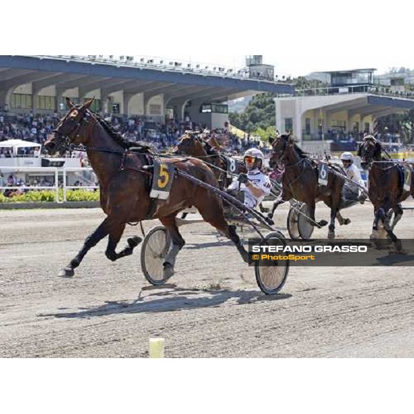 Jean Michel Bazire with Gambling Bi wins the 2nd heat of Gran Premio Lotteria di Agnano beating Genarelay Like and Muscle Bound Napoli, 4th may 2008 ph. Stefano Grasso