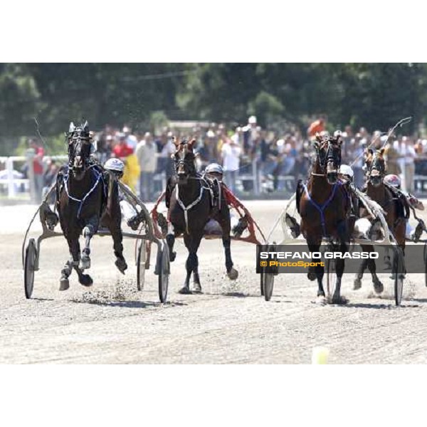 Roberto Andreghetti with Ghibellino at last few meters to the line of the 1st heat of Gran Premio Lotteria di Agnano, followed by Olimede and El Nino Napoli, 4th may 2008 ph. Stefano Grasso