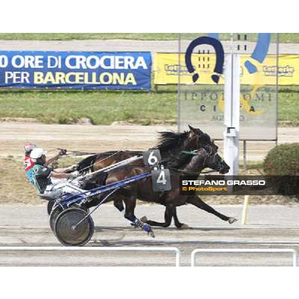 Enrico Bellei with Explorator wins the Premio Astroni beating on the line Pippo Gubellini with Folli Bigi Napoli, 4th may 2008 ph. Stefano Grasso