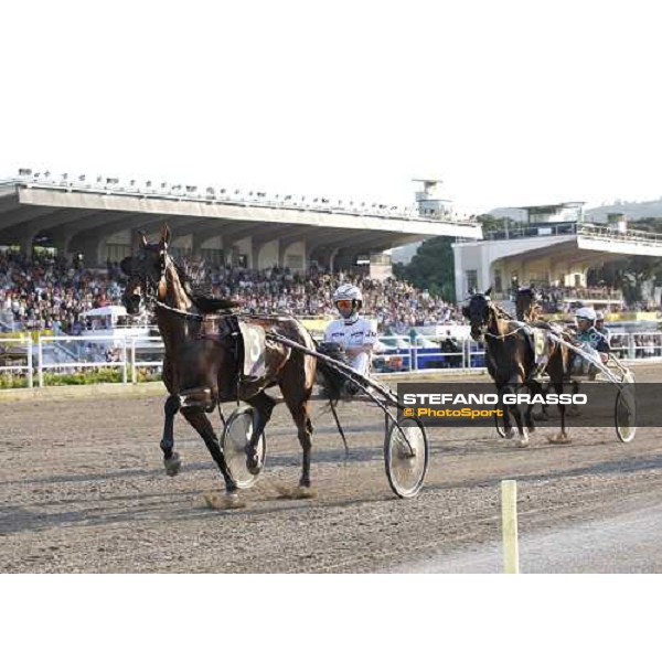 Jean Michel Bazire with Gambling Bi wins the 59¡ Gran Premio Lotteria di Agnano beating Enrico Bellei with Ghiaccio del Nord Napoli, 4th may 2008 ph. Stefano Grasso
