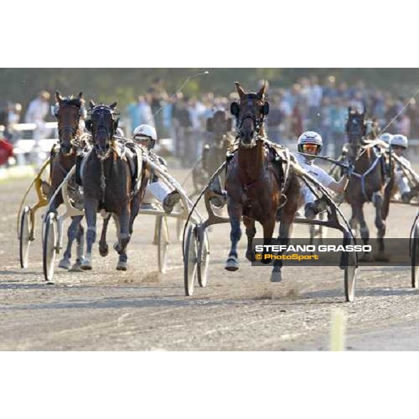 Jean Michel Bazire with Gambling Bi wins the 59¡ Gran Premio Lotteria di Agnano beating Enrico Bellei with Ghiaccio del Nord Napoli, 4th may 2008 ph. Stefano Grasso