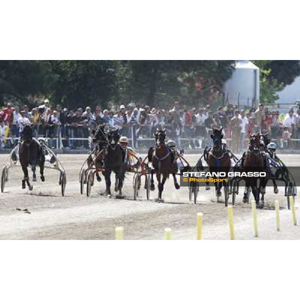 on the straight of the 3rd heat of the 59¡ Gran Premio Lotteria di Agnano, at right Algiers Hall and left Ghiaccio del Nord Napoli, 4th may 2008 ph. Stefano Grasso