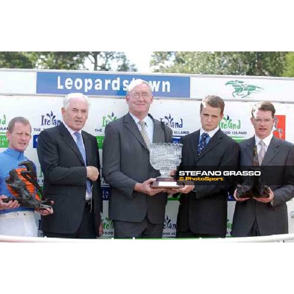 \'presentation of the trophy of Irish Champions Stakes Dublin-Leopardsdown sept.6 2003-ph.Bill Selwyn\' 