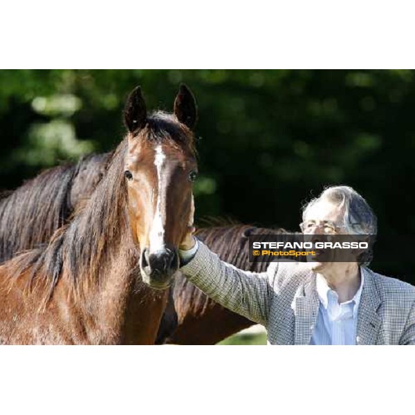 rag. Bruno Farneti, stud manager with some yearlings in the paddocks of Orsi Mangelli stud ANZOLA EMILIA (BO) - 6th may 2008 ph. Stefano Grasso