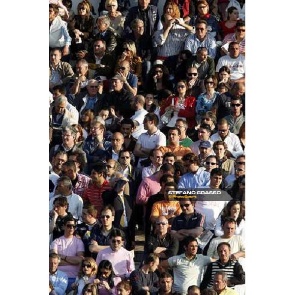 racegoers before the start of Gran Premio Lotteria Napoli, 4th may 2008 ph. Stefano Grasso