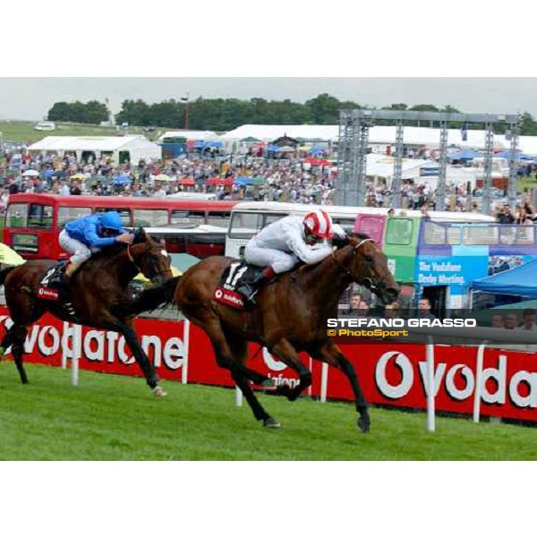 DArryl Holland on Warrsan wins The Vodafone Coronation Cup beating Frankie Dettori on Doyen Epsom 4th june 2004 ph. Stefano Grasso