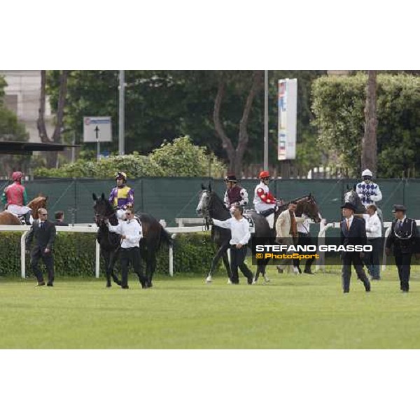 Alan Munro parading on Bouguereau before the 125¡ Derby Italiano with behind him the winner Silvano Mulas on Cima de Triomphe Rome, 11th may 2008 ph. Stefano Grasso