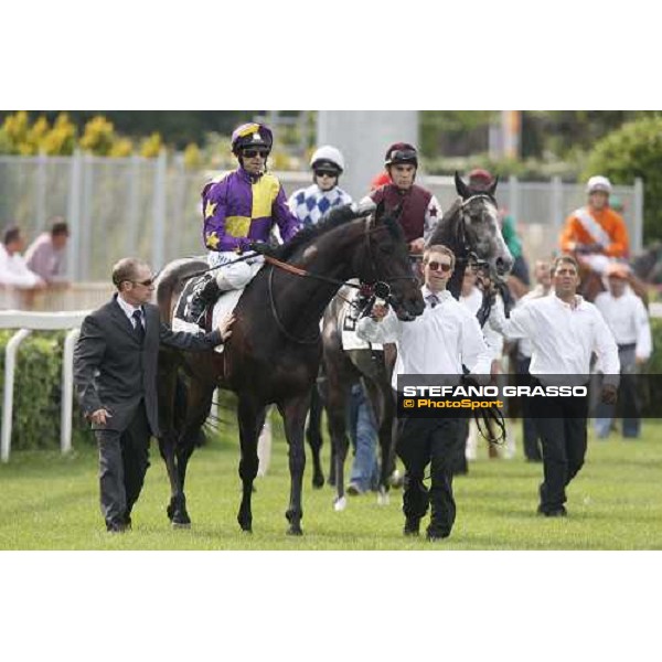 Alan Munro parading on Bouguereau before the 125¡ Derby Italiano with behind him the winner Silvano Mulas on Cima de Triomphe Rome, 11th may 2008 ph. Stefano Grasso