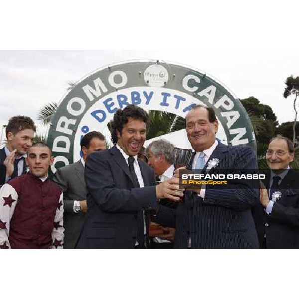 Bruno Grizzetti stands the cup as the trainer of Cima de Triomphe winner of 125¡ Derby Italiano. Ing. Tomaso Grassi, dott. Goffredo Sottile and Silvano Mulas close to him Rome,11 th may 2008 ph. Stefano Grasso