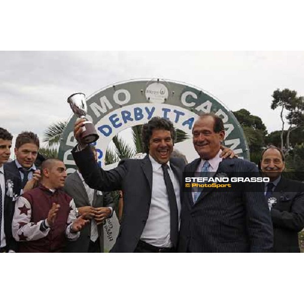Bruno Grizzetti stands the cup as the trainer of Cima de Triomphe winner of 125¡ Derby Italiano. Ing. Tomaso Grassi, dott. Goffredo Sottile and Silvano Mulas close to him Rome,11 th may 2008 ph. Stefano Grasso