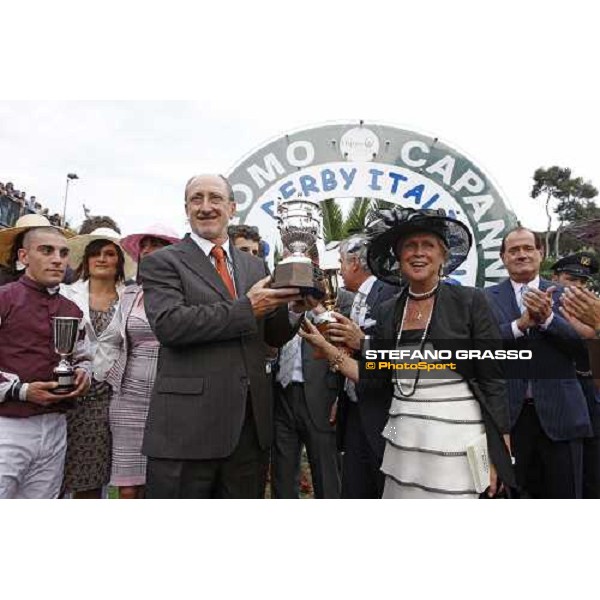 Isabella Bezzera gives the prize to the breeder of Cima de Triomphe winner of 125¡ Derby Italiano Rome,11 th may 2008 ph. Stefano Grasso