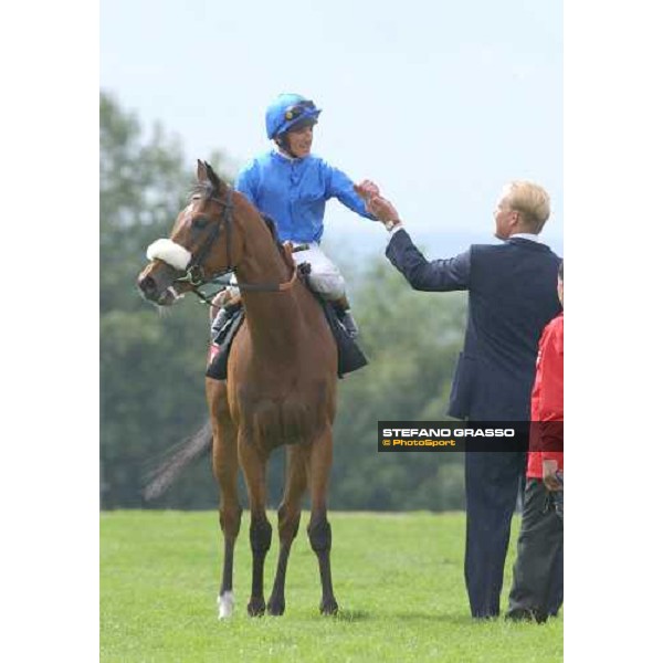 Frankie Dettori on Punctilious receives the congratulations from the trainer of Ouija Board,winner of the Vodafone Oaks Epsom 4th june 2004 ph. Stefano Grasso