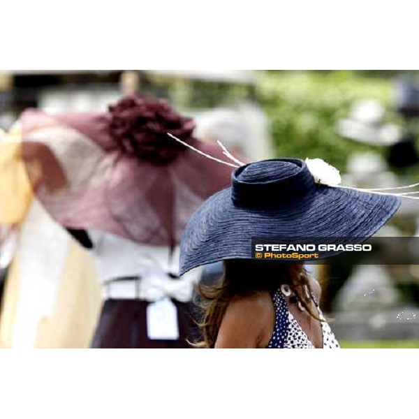 fashion hats at the 125¡ Derby Italiano Rome, 11th may 2008 ph. Stefano Grasso