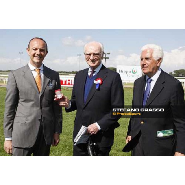 Peter O\' Sullivan with Enzo Mei and Elio Pautasso receives a prize for his career before The Gran Premio Presidente della Repubblica at the Races Rome, 18th may 2008 ph. Stefano Grasso