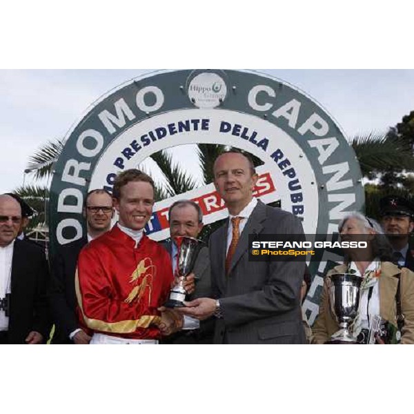 ing. Elio Pautasso gives the prize to Kerrin Mc Evoy winner of Premio Presidente della Repubblica At the Races Rome, 18th may 2008 ph. Stefano Grasso