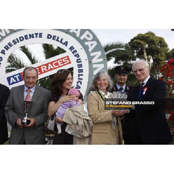 Peter O\' Sullivan gives the prize to the owner of Saddex winner of Premio Presidente della Repubblica At the Races Rome, 18th may 2008 ph. Stefano Grasso