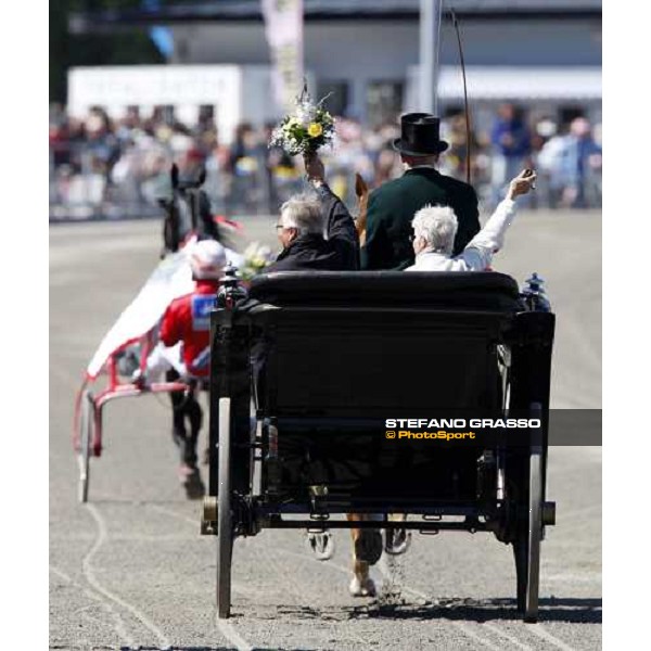 Hans-Owe Sundberg with Scarlets Aino and the owners parade after winning the 1st heat of The Sweden Cup Stoccolma, 24th may 2008 ph. Stefano Grasso
