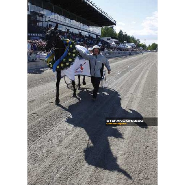 Scarlets Aino parades after winning The Sweden Cup Stoccolma, 24th may 2008 ph. Stefano Grasso