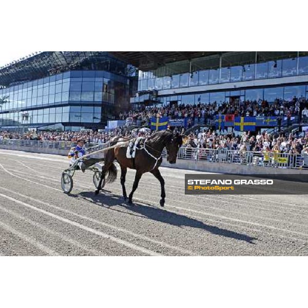 Varenne and Giampaolo Minnucci parades in front of the racegoers at Solvalla Solvalla, 25th may 2008 ph. Stefano Grasso