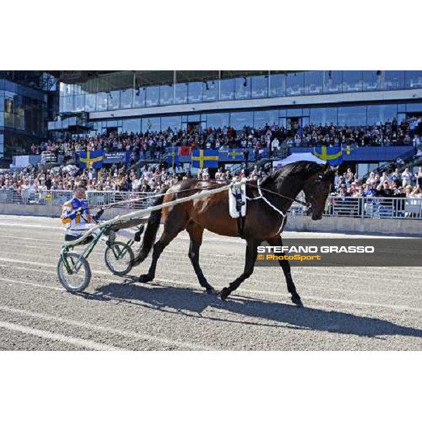 Varenne and Giampaolo Minnucci parades in front of the racegoers at Solvalla Solvalla, 25th may 2008 ph. Stefano Grasso