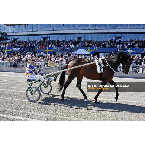 Varenne and Giampaolo Minnucci parades in front of the racegoers at Solvalla Solvalla, 25th may 2008 ph. Stefano Grasso