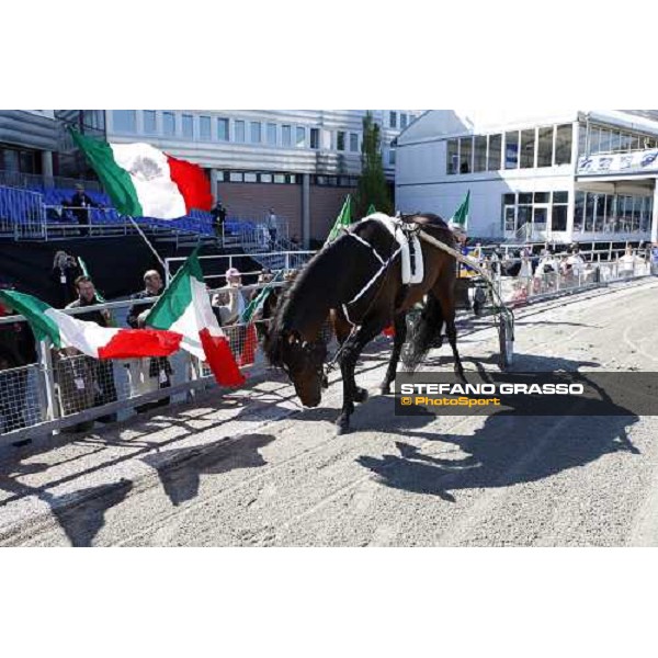 Varenne and Giampaolo Minnucci parades in front of the italian supporters arrived at Solvalla Solvalla, 25th may 2008 ph. Stefano Grasso