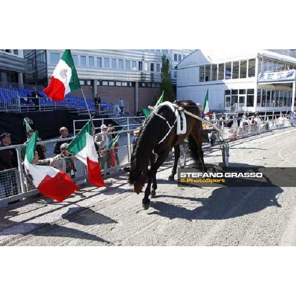 Varenne and Giampaolo Minnucci parades in front of the italian supporters arrived at Solvalla Solvalla, 25th may 2008 ph. Stefano Grasso