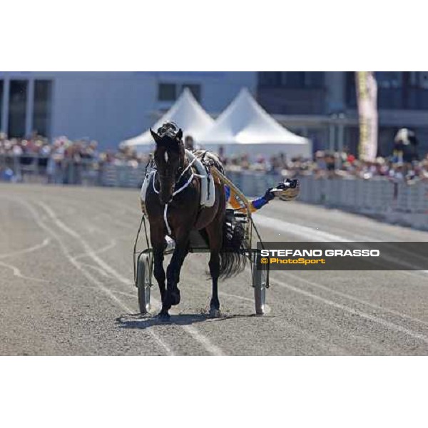 Varenne and Giampaolo Minnucci parades in front of the racegoers at Solvalla Solvalla, 25th may 2008 ph. Stefano Grasso