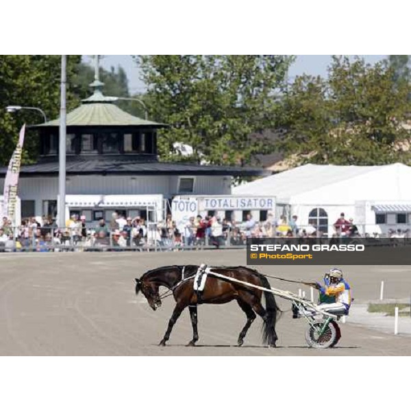 Varenne and Giampaolo Minnucci thanks the racegoers of Solvalla Solvalla, 25th may 2008 ph. Stefano Grasso