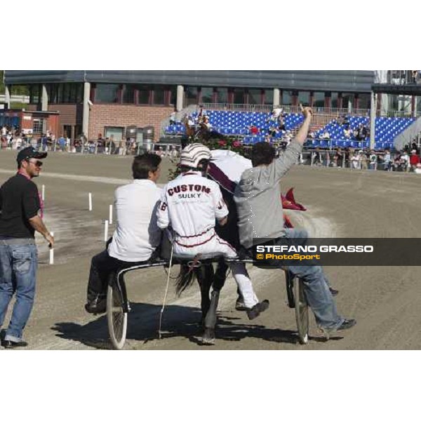 Exploit Caf\'s connection parade after winning the Elitloppet Solvalla, 25th may 2008 ph. Stefano Grasso