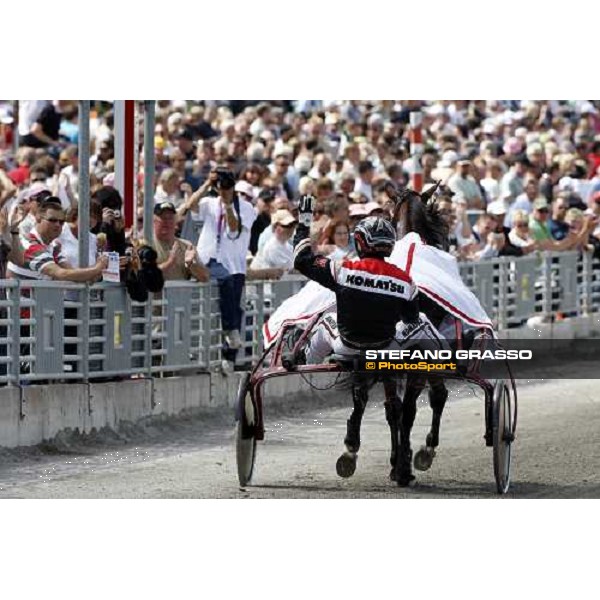 the racegoers congratulates with Orjan Kihlstrom and Lord Capar after the triumph in the race Solvalla, 25th may 2008 ph. Stefano Grasso