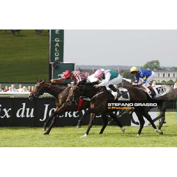 Ioritz Mendizabal on Vision d\' Etat fights wins the Prix du Jockey club towards P.J.Smullen on Famous Name and Frankie Dettori on Natagora Paris Chantilly, 1st june 2008 ph. Stefano Grasso