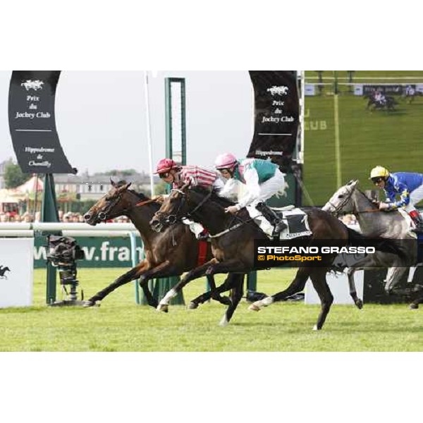 Ioritz Mendizabal on Vision d\' Etat fights wins the Prix du Jockey club towards P.J.Smullen on Famous Name and Frankie Dettori on Natagora Paris Chantilly, 1st june 2008 ph. Stefano Grasso