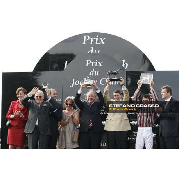 Vision d\' Etat\'s winning connection stand in triumph after winning the Prix du Jockey Club Paris chantilly 1st june 2008 ph. Stefano Grasso