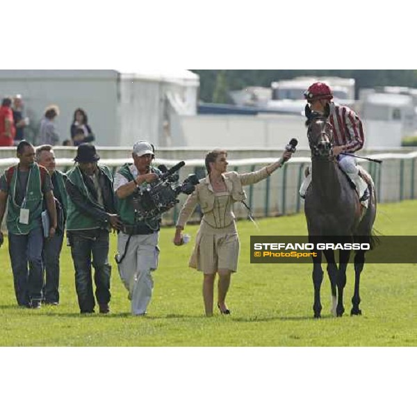 Mendizabal on Vision d\' Etat comes back in triumph after winning the Prix du Jockey Club and interviwed by Fanny Salmon of Equidia Paris chantilly 1st june 2008 ph. Stefano Grasso