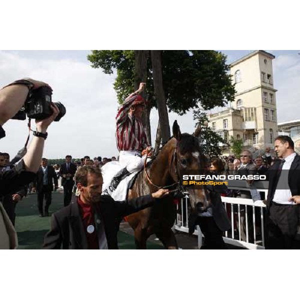 Mendizabal on Vision d\' Etat comes back in triumph after winning the Prix du Jockey Club Paris chantilly 1st june 2008 ph. Stefano Grasso