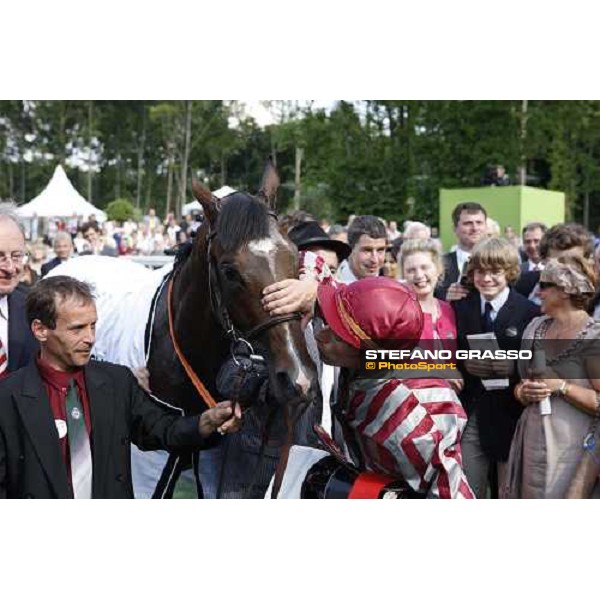Mendizabal kisses Vision d\' Etat after winning the Prix du Jockey Club Paris chantilly 1st june 2008 ph. Stefano Grasso