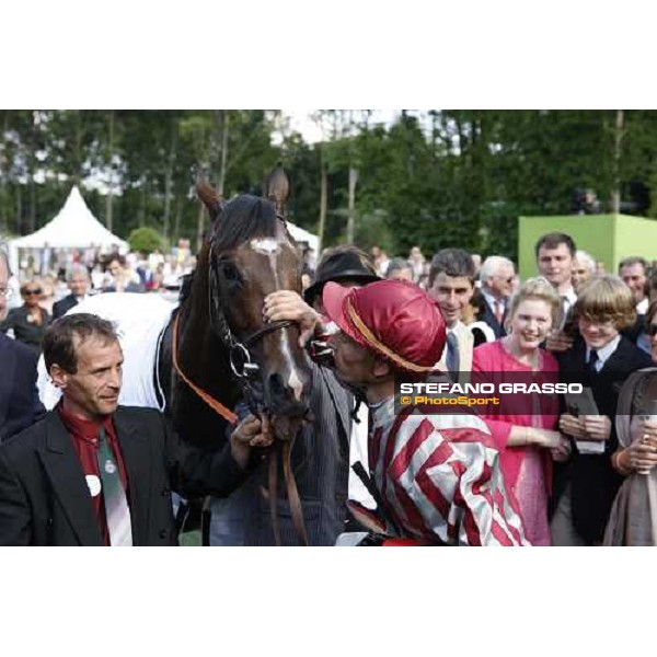 Mendizabal kisses Vision d\' Etat after winning the Prix du Jockey Club Paris chantilly 1st june 2008 ph. Stefano Grasso