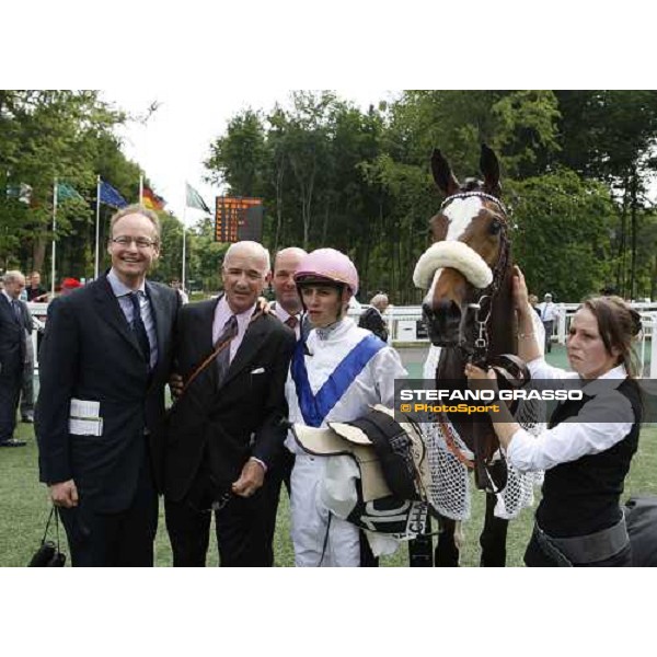 Christophe Soumillon and the groom congratulates with Sub Rose, breeded by Antonio Rosati Colarieti ,and winner of Prix de Royaumont with Alain de Royer Doupr Paris chantilly 1st june 2008 ph. Stefano Grasso