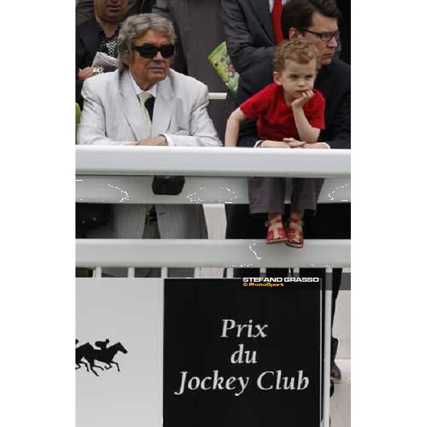 racegoers watch the horses during the parade of the Prix du Jockey Club Paris Chantilly, 1st june 2008 ph. Stefano Grasso