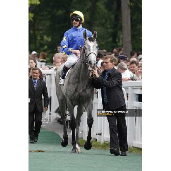 Frankie Dettori on Natagora going to the start of Prix du Jockey Club Paris Chantilly, 1st june 2008 ph. Stefano Grasso